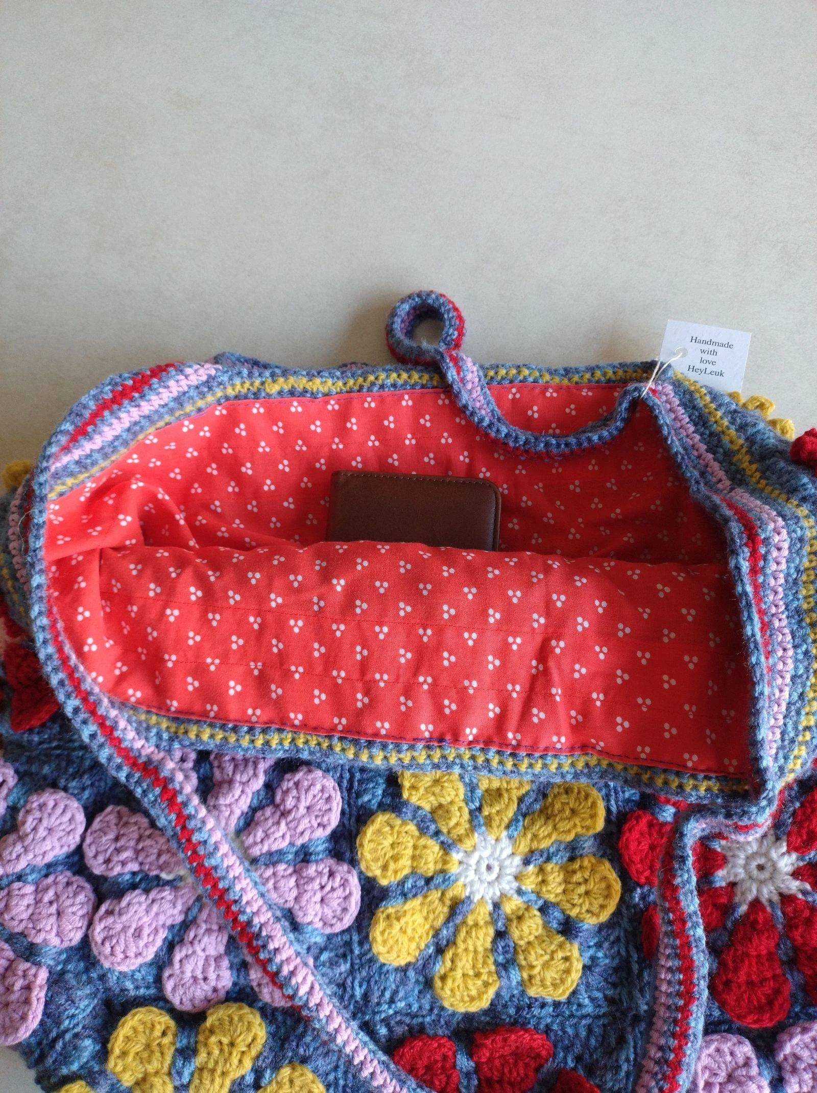 Bolsa de ombro feita com quadrados de crochê estilo granny com flores coloridas – photo 3